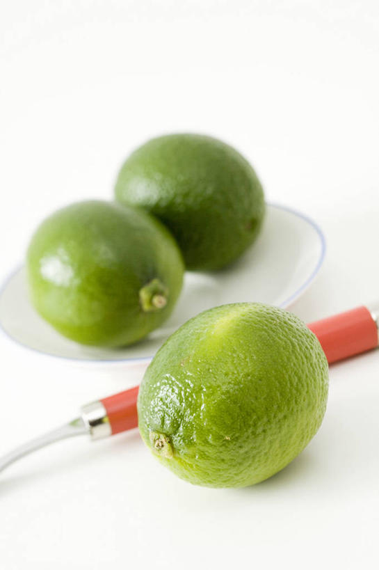 无人,竖图,俯视,室内,特写,白天,白色背景,餐桌,桌子,餐具,水果,金属制品,一把,阴影,新鲜,反射,金属,碟子,工具,盘,影子,生食,食品,果实,刀具,食物,三个,盘子,碟,刀,摄影,有机食品,绿色食品,影棚,餐台,水果刀,酸橙,代代,橙子,橙,彩图,高角度拍摄,影棚拍摄,拍摄