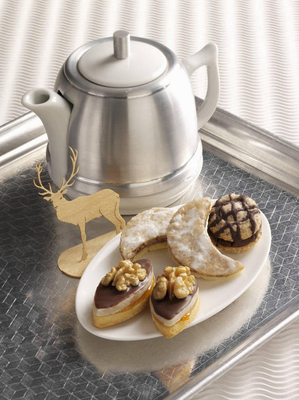 点心,无人,竖图,俯视,室内,特写,白天,白色背景,幸福,餐桌,桌子,哺乳动物,鹿,野生动物,餐具,金属制品,圣诞节,阴影,节日,庆祝,反射,金属,碟子,壶,盘,影子,食品,文化,水壶,食物,一个,白色,动物,盘子,茶壶,模型,容器,碟,饼干,零食,庆典,可爱,摄影,活泼,影棚,单个,餐台,纪念,吉祥,进取,角鹿,驯鹿,彩图,高角度拍摄,影棚拍摄,拍摄,杏仁饼干,意大利杏仁饼干