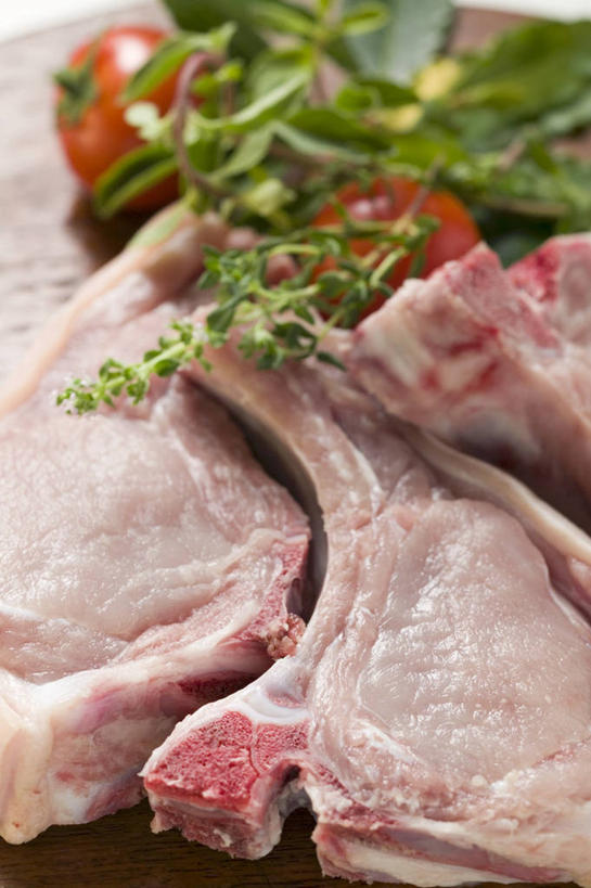 无人,竖图,俯视,室内,特写,白天,餐桌,桌子,蔬菜,西红柿,小番茄,阴影,朦胧,模糊,新鲜,反射,影子,肉,食品,猪排,猪肉,肉类,食物,红色,香草,有机食品,绿色食品,餐台,肉食,豚肉,芳香植物,小西红柿,樱桃小番茄,珍珠小番茄,樱桃番茄,圣女果,番茄,彩图,高角度拍摄