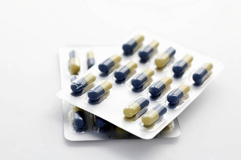 无人,横图,俯视,室内,特写,白天,白色背景,安全,餐桌,桌子,静物,一排,许多,阴影,整齐,反射,药剂,影子,塑料,防护,胶囊,盒子,排列,两个,包装盒,容器,塑料制品,药品,治疗,摄影,影棚,餐台,储藏,保护,药物,医疗,储存,队列,保险,预防,平安,彩图,高角度拍摄,影棚拍摄,拍摄,吸塑包装盒,贮存