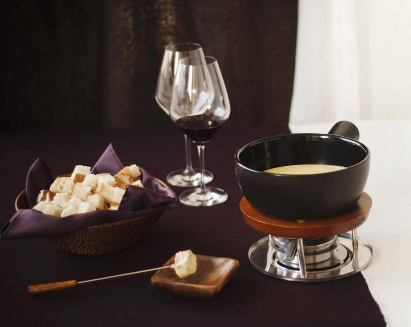 奶酪,无人,横图,俯视,室内,特写,白天,烹饪,西餐,餐桌,桌子,杯子,餐具,阴影,融化,反射,碟子,高脚杯,盘,影子,干酪,起司,料理,食品,红酒杯,芝士,营养,火锅,菜肴,美食,玻璃制品,食物,盘子,酒杯,碟,乳酪,西式,佳肴,餐台,乳制品,葡萄酒杯,发酵,熔化,取食签,奶酪火锅,暖锅,溶化,熔解,消溶,玻璃杯,彩图,高角度拍摄