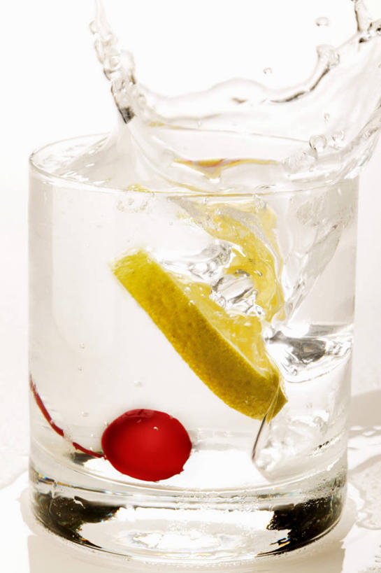 无人,竖图,室内,特写,白天,白色背景,正面,幸福,茶,桌面,桌子,柠檬,樱桃,杯子,水果,阴影,飞溅,新鲜,溅,反射,木制,液体,影子,水滴,生食,食品,果实,娱乐,玻璃制品,水珠,食物,饮料,一个,木制品,水杯,享受,休闲,温馨,放松,乐趣,摄影,有机食品,绿色食品,影棚,单个,柠檬茶,舒适,喷洒,横截面,剖面,截面,截面图形,玻璃杯,樱珠,莺桃,英桃,益母果,楔桃,牛桃,柠果,荆桃,彩图,影棚拍摄,拍摄