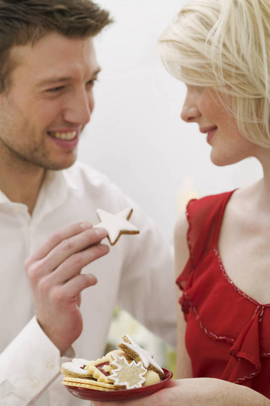 点心,西方人,两个人,站,笑,微笑,露齿笑,竖图,室内,白天,白色背景,正面,爱情,欧洲,圣诞节,欧洲人,握,服装,节日,庆祝,食品,曲奇,浪漫,拿,拿着,注视,休闲装,文化,食物,衣服,饼干,零食,观察,看,站着,庆典,休闲,温暖,温馨,休闲服,恩爱,握着,恋人,摄影,服饰,影棚,观看,纪念,和睦,察看,关注,曲奇饼,曲奇饼干,男人,男性,年轻男性,年轻女性,女人,女性,白种人,情侣,站立,半身,彩图,影棚拍摄,拍摄,意大利曲奇饼,伴侣,融洽