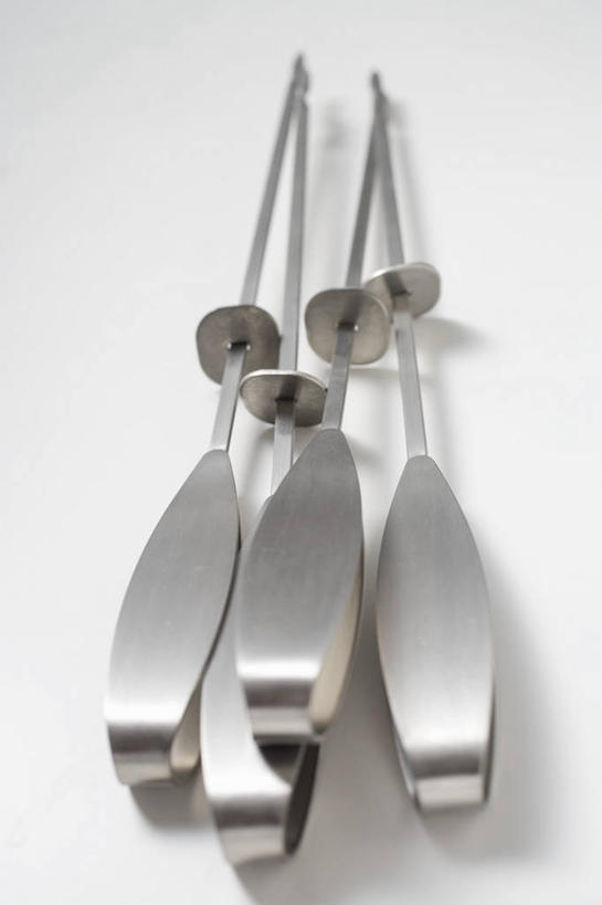 无人,竖图,俯视,室内,特写,白天,白色背景,桌面,桌子,静物,金属制品,阴影,反射,金属,木制,影子,木制品,摄影,影棚,取食签,彩图,高角度拍摄,影棚拍摄,拍摄