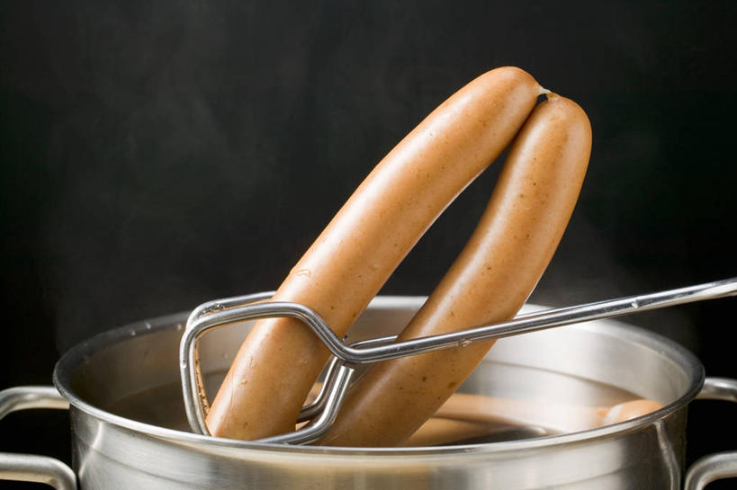 无人,横图,室内,特写,白天,正面,烹饪,厨具,金属制品,阴影,黑色背景,反射,金属,炖锅,锅子,影子,肉,香肠,腊肠,锅,猪肉,肉类,夹子,摄影,影棚,锅具,肉食,烹饪用具,豚肉,食品夹,食物夹,面包夹,意粉夹,烹调用具,烹调,彩图,影棚拍摄,拍摄