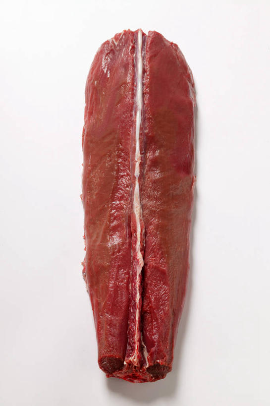 无人,竖图,俯视,室内,特写,白天,白色背景,桌面,桌子,一块,阴影,反射,纹路,木制,纹理,影子,肉,肉类,红色,木制品,摄影,影棚,肉食,鹿肉,肌理,彩图,高角度拍摄,影棚拍摄,拍摄