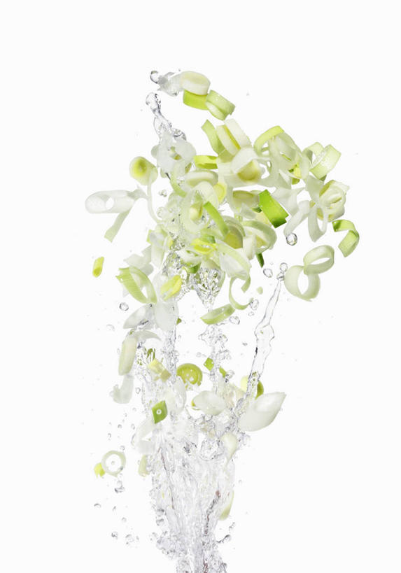 无人,竖图,室内,特写,白天,白色背景,正面,蔬菜,阴影,飞溅,新鲜,溅,反射,液体,影子,水滴,韭菜,食品,水珠,食物,摄影,有机食品,绿色食品,影棚,喷洒,下降,降落,起阳草,韭,山韭,长生韭,降低,下跌,下落,彩图,影棚拍摄,拍摄