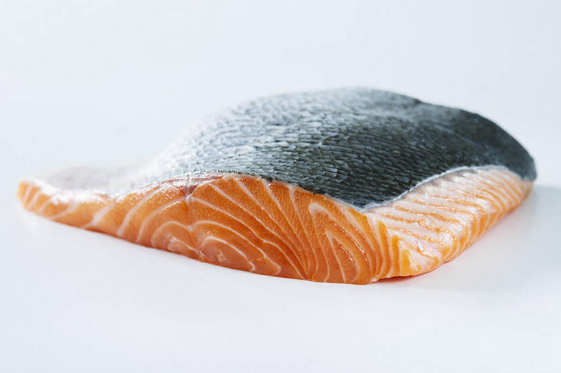 海鲜,无人,横图,俯视,室内,特写,白天,白色背景,桌面,桌子,一块,阴影,反射,纹路,木制,纹理,影子,肉,鱼肉,鲔鱼,水产,金枪鱼,肉类,海洋生物,木制品,橙色,摄影,影棚,吞拿鱼,水生动物,海产品,水生物,肉食,海底动物,肌理,彩图,高角度拍摄,影棚拍摄,拍摄