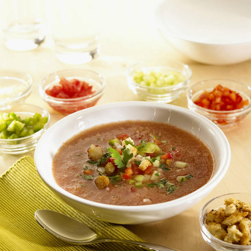 无人,横图,俯视,室内,特写,白天,烹饪,西餐,桌面,桌子,蔬菜,金属制品,阴影,新鲜,反射,金属,木制,影子,勺子,陶瓷,蔬菜汤,汤,料理,食品,陶瓷制品,菜肴,美食,食物,木制品,容器,调羹,汤匙,碗,西式,佳肴,有机食品,绿色食品,储藏,储存,羹汤,彩图,高角度拍摄,贮存