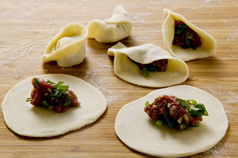 面食,无人,横图,俯视,室内,特写,白天,中餐,桌面,桌子,蔬菜,叶子,阴影,新鲜,反射,木制,影子,肉,牛肉,料理,食品,饺子,面点,绿叶,小吃,肉类,食物,木制品,中式,嫩叶,有机食品,绿色食品,肉食,水饺,叶,叶片,彩图,高角度拍摄