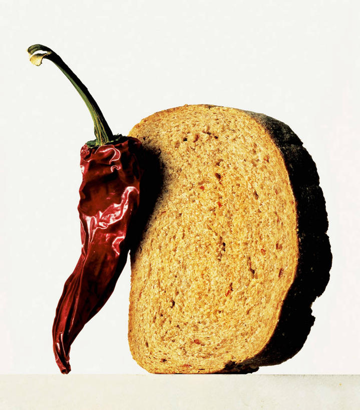 点心,面包,无人,竖图,俯视,室内,特写,白天,白色背景,桌面,桌子,辣椒,蔬菜,阴影,新鲜,反射,木制,影子,食品,面点,食物,糕点,一个,木制品,摄影,有机食品,绿色食品,影棚,单个,干辣椒,脱水,辣角,红海椒,大椒,辣虎,广椒,辣子,红辣椒,海椒,番椒,彩图,高角度拍摄,影棚拍摄,拍摄,干海椒,筒筒辣角