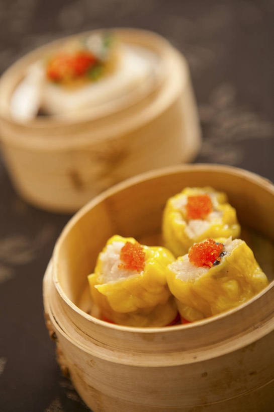 点心,海鲜,蒸笼,无人,竖图,俯视,室内,特写,白天,烹饪,中餐,桌面,桌子,厨具,阴影,竹制,朦胧,模糊,反射,木制,影子,虾,料理,食品,饺子,面点,水产,小吃,美食,大虾,海洋生物,食物,两个,木制品,中式,虾饺,对虾,竹制品,水生动物,海产品,笼屉,蒸饺,水生物,海底动物,烹饪用具,斑节虾,东方对虾,中国对虾,烹调用具,烹调,彩图,高角度拍摄