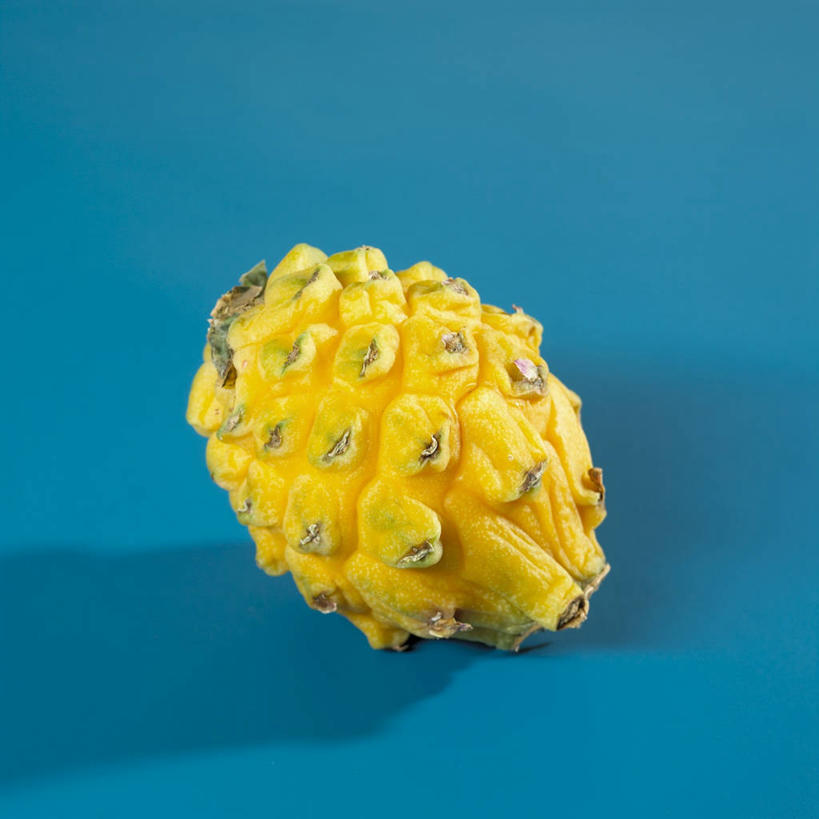 无人,方图,俯视,室内,特写,白天,桌面,桌子,水果,阴影,蓝色背景,新鲜,反射,木制,影子,生食,食品,果实,火龙果,食物,一个,黄色,木制品,青龙果,摄影,有机食品,绿色食品,影棚,单个,麒麟果,彩图,高角度拍摄,影棚拍摄,拍摄