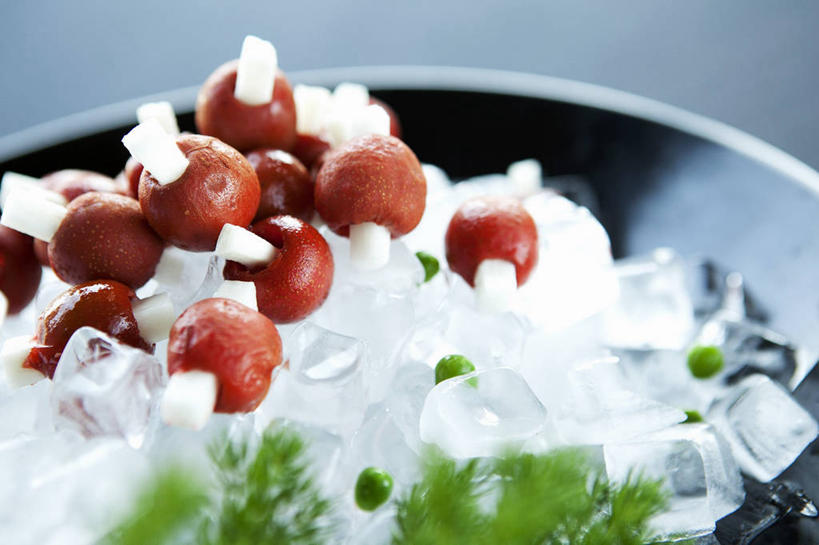 无人,横图,俯视,室内,特写,白天,植物,桌面,桌子,豆,蔬菜,水果,阴影,新鲜,反射,木制,影子,陶瓷,冰,豆类,豆子,生食,冰块,食品,果实,陶瓷制品,蔬果,冷冻,食物,一个,木制品,容器,碗,山楂,寒冷,有机食品,绿色食品,冷藏,单个,储藏,冰冷,储存,豆科,保鲜,红果,青大豆,青豆,彩图,高角度拍摄,贮存