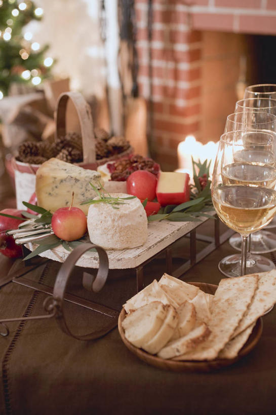 点心,红酒,葡萄酒,无人,竖图,俯视,室内,特写,白天,植物,壁炉,餐桌,桌子,苹果,杯子,餐具,蜡烛,水果,照明,圣诞节,阴影,节日,庆祝,新鲜,装饰,环绕,缠绕,光线,彩灯,碟子,高脚杯,挂饰,火焰,盘,影子,烛光,塑料,墙,灯光,生食,食品,果实,圣诞树,圣诞球,红酒杯,白葡萄酒,酒类,燃烧,文化,墙壁,墙面,玻璃制品,灯,酒,球,树,树木,食物,饮料,绿色,白色,自然,盘子,酒杯,容器,塑料制品,灯具,碟,碗,饼干,零食,点燃,取暖,庆典,球体,花灯,有机食品,绿色食品,生长,成长,餐台,纪念,储藏,华丽,修饰,照亮,点缀,葡萄酒杯,照明设备,储存,纠缠,威化,衬托,美观,雅致,雅观,威化饼,维夫饼,维夫饼干,玻璃杯,彩图,高角度拍摄,取暖设备,贮存