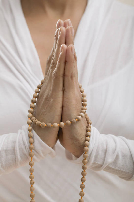 西方人,手,一个人,竖图,室内,特写,白天,正面,欧洲,非洲,黑人,欧洲人,双手,仅一个年轻女性,仅一个女性,仅一个人,服装,祝福,休闲装,虔诚,衣服,祈祷,双手合十,休闲,手部,休闲服,服饰,感谢,合掌,念珠,合十礼,合掌礼,合十,莲华合掌,感恩,念佛珠,数珠,诵珠,年轻女性,女人,女性,非洲人,半身,彩图