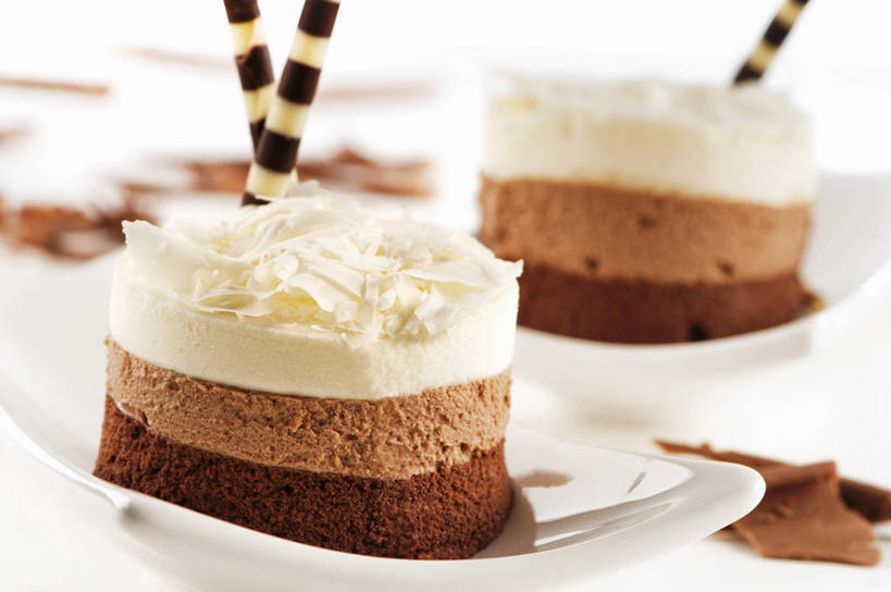 点心,无人,横图,俯视,室内,特写,白天,桌面,桌子,餐具,朦胧,模糊,木制,碟子,盘,食品,糖,糖果,甜点,甜品,慕斯蛋糕,食物,两个,盘子,木制品,碟,甜食,零食,巧克力,朱古力,慕斯,牛奶巧克力,彩图,高角度拍摄