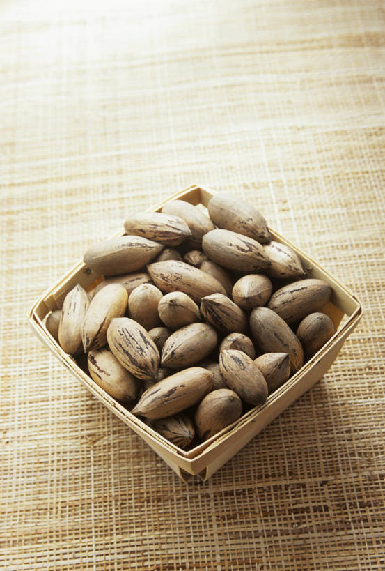 无人,交叉,竖图,俯视,室内,特写,白天,桌面,桌子,竹子,一堆,许多,堆叠,堆积,竹制,编织,木制,篮子,核桃,坚果,果实,一个,木制品,竹篮,干果,摄影,影棚,单个,竹条,堆,交织,竹制品,小核桃,山核桃,胡桃,羌桃,穿插,美洲山核桃,彩图,高角度拍摄,影棚拍摄,拍摄