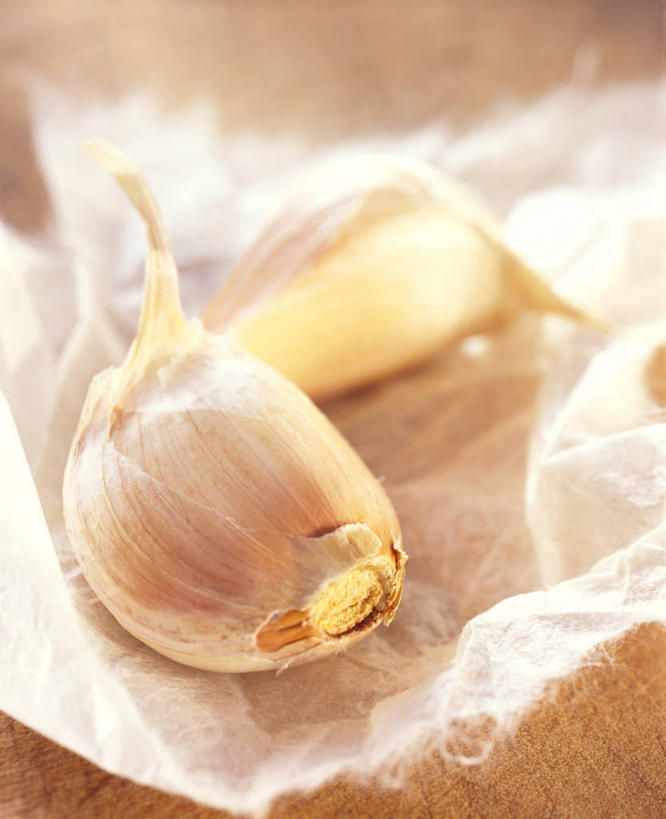 无人,竖图,俯视,室内,特写,白天,桌子,蔬菜,蒜,朦胧,模糊,新鲜,食品,蒜头,食物,摄影,有机食品,绿色食品,影棚,床上桌,懒人桌,胡蒜,大蒜,彩图,高角度拍摄,影棚拍摄,拍摄