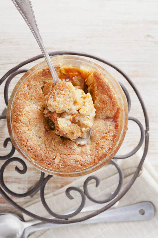 面食,无人,竖图,俯视,室内,特写,白天,白色背景,烹饪,西餐,餐桌,桌子,滤器,勺子,料理,食品,面点,菜肴,美食,食物,一个,调羹,汤匙,西式,摄影,佳肴,影棚,单个,餐台,派,漏勺,彩图,高角度拍摄,影棚拍摄,拍摄