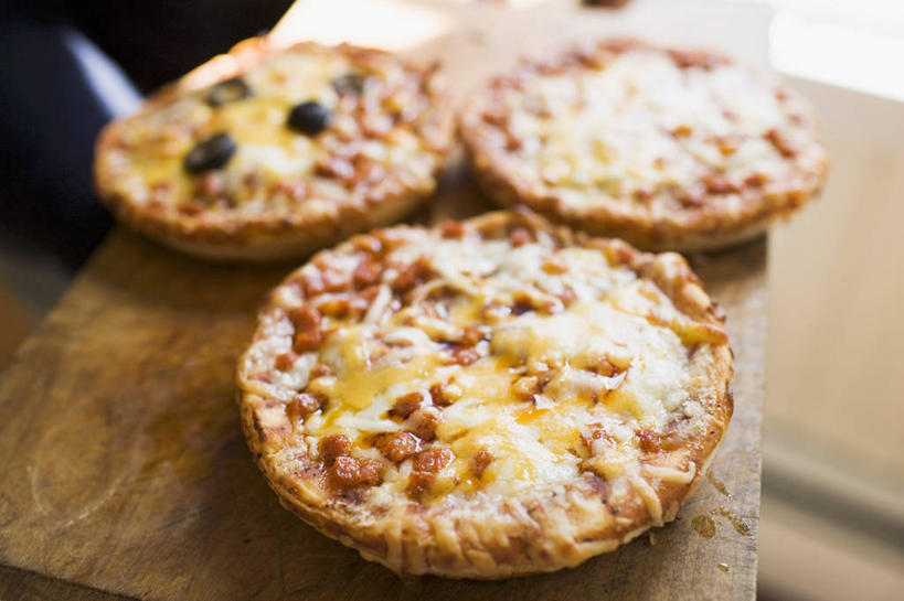 无人,横图,俯视,室内,特写,白天,烹饪,西餐,桌面,桌子,餐具,朦胧,模糊,木制,碟子,盘,料理,食品,披萨,匹萨,菜肴,美食,食物,三个,盘子,木制品,碟,快餐,西式,佳肴,比萨,西式快餐,垃圾食品,意大利薄饼,彩图,高角度拍摄