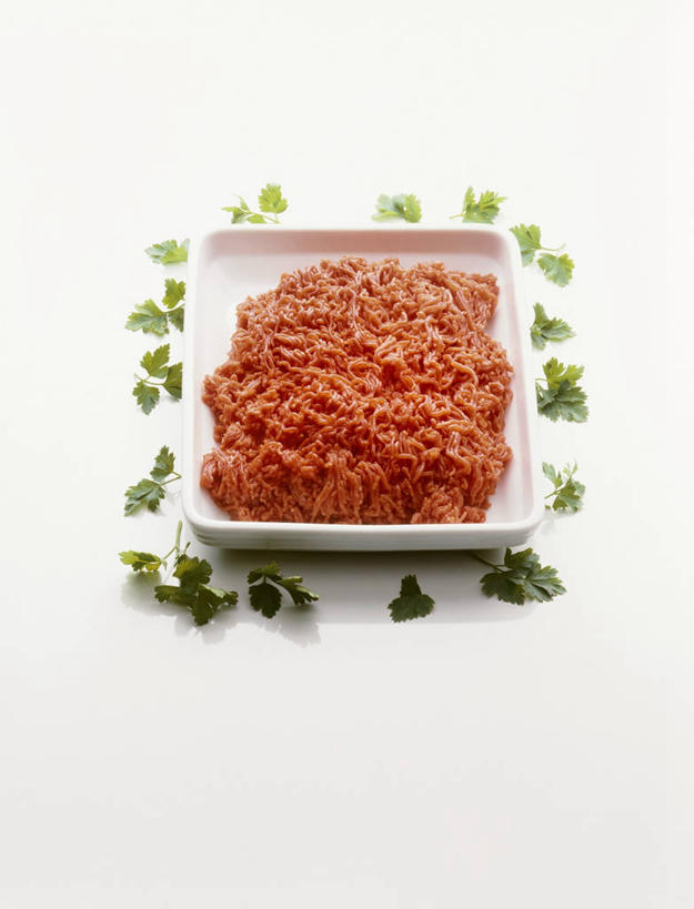 无人,竖图,俯视,室内,特写,白天,白色背景,餐桌,桌子,蔬菜,餐具,叶子,一堆,许多,堆叠,堆积,新鲜,碟子,盘,肉,食品,绿叶,肉末,肉类,食物,红色,盘子,碟,嫩叶,摄影,有机食品,绿色食品,影棚,餐台,堆,肉食,叶,叶片,彩图,高角度拍摄,影棚拍摄,拍摄