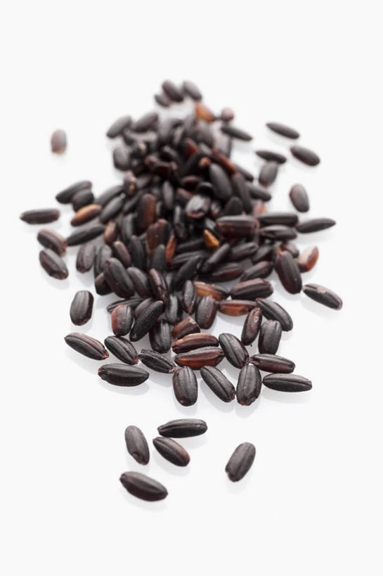 无人,竖图,俯视,室内,特写,白天,白色背景,餐桌,桌子,一堆,许多,堆叠,堆积,谷类,谷物,米,大米,黑色,摄影,影棚,餐台,堆,黑米,彩图,高角度拍摄,影棚拍摄,拍摄