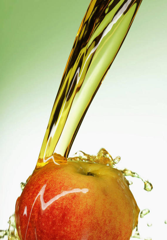 果汁,无人,竖图,室内,特写,白天,正面,水,苹果,水果,绿色背景,飞溅,新鲜,溅,液体,水滴,生食,食品,果实,饮品,水珠,食物,饮料,一个,苹果汁,摄影,有机食品,绿色食品,影棚,单个,可口,喷洒,适口,彩图,影棚拍摄,拍摄