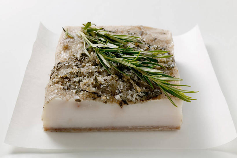 无人,横图,俯视,室内,特写,白天,白色背景,餐桌,桌子,餐具,一块,碟子,盘,肉,火腿,猪肉,肉类,腌制,盘子,碟,摄影,影棚,餐台,迷迭香,肉食,豚肉,海洋之露,熏制,火肉,兰熏,猪腿,彩图,高角度拍摄,影棚拍摄,拍摄