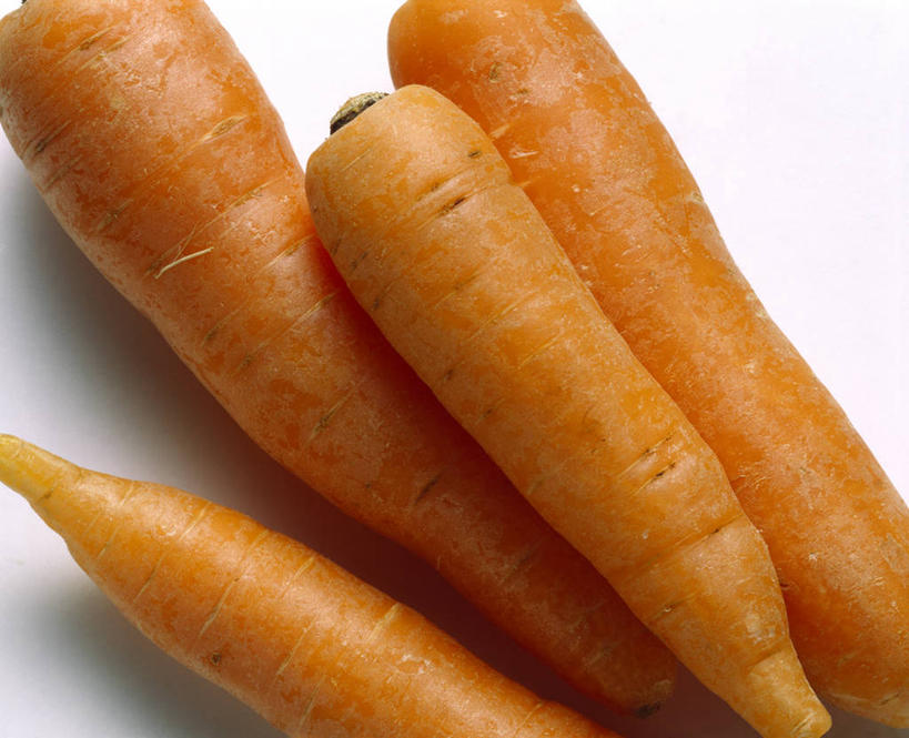 无人,横图,俯视,室内,特写,白天,白色背景,餐桌,桌子,萝卜,胡萝卜,蔬菜,新鲜,食品,食物,四个,橙色,摄影,有机食品,绿色食品,影棚,餐台,红萝卜,甘荀,彩图,高角度拍摄,影棚拍摄,拍摄