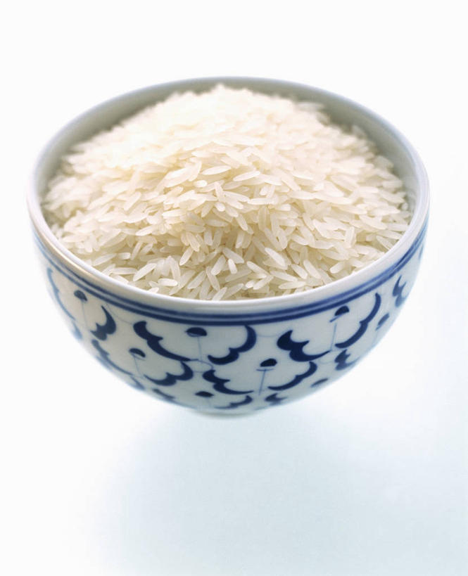 无人,竖图,俯视,室内,特写,白天,白色背景,餐桌,桌子,一堆,许多,堆叠,堆积,陶瓷,谷类,谷物,陶瓷制品,米,一个,容器,碗,摄影,影棚,单个,餐台,储藏,堆,储存,香米,印度香米,巴斯马蒂大米,巴斯马蒂香米,香稻,彩图,高角度拍摄,影棚拍摄,拍摄,贮存