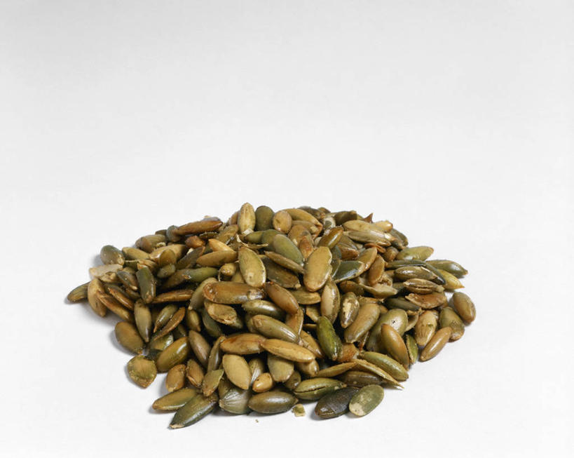 点心,无人,横图,俯视,室内,特写,白天,白色背景,餐桌,桌子,一堆,许多,堆叠,堆积,朦胧,模糊,食品,坚果,小吃,食物,零食,摄影,影棚,餐台,堆,瓜子,南瓜子,彩图,高角度拍摄,影棚拍摄,拍摄