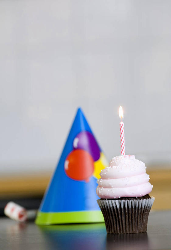 点心,无人,竖图,室内,特写,白天,正面,桌面,桌子,蜡烛,帽子,阴影,纸质,朦胧,模糊,光线,木制,火焰,影子,烛光,墙,食品,燃烧,文化,生日帽,墙壁,墙面,食物,糕点,一个,灰色,木制品,生日蛋糕,点燃,祈祷,许愿,单个,纪念,祈求,小丑帽,三角帽,狂欢帽,派对帽,聚会帽,纸帽,平安,彩图,蛋糕