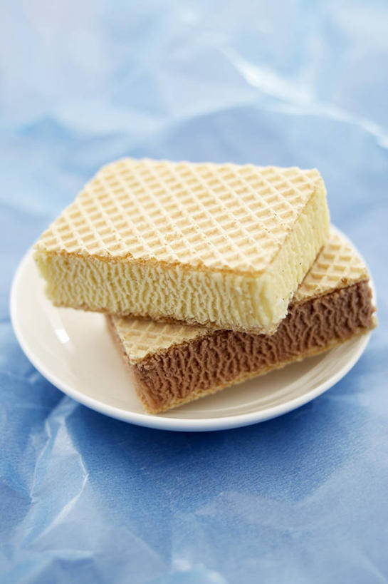 点心,无人,竖图,俯视,室内,特写,白天,餐具,蓝色背景,朦胧,模糊,碟子,盘,食品,冰激凌,清凉,食物,盘子,碟,饼干,冷饮,零食,舒服,冰淇淋,摄影,影棚,解暑,解渴,雪糕,威化,舒爽,冰糕,消暑,巧克力冰淇淋,威化饼,维夫饼,维夫饼干,彩图,高角度拍摄,影棚拍摄,拍摄