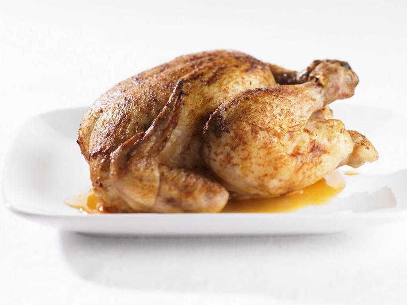 无人,横图,俯视,室内,特写,白天,白色背景,餐桌,桌子,鸡,餐具,碟子,盘,鸡肉,肉,肉类,家禽,一只,动物,盘子,碟,烤鸡,摄影,牲畜,影棚,餐台,肉食,彩图,高角度拍摄,影棚拍摄,拍摄