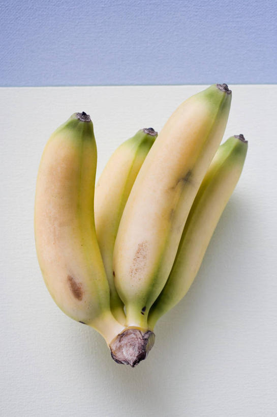 无人,竖图,俯视,室内,特写,白天,桌面,桌子,香蕉,水果,连接,蓝色背景,新鲜,木制,生食,食品,果实,食物,白色,木制品,四个,摄影,有机食品,绿色食品,影棚,贯穿,连结,衔接,串连,甘蕉,彩图,高角度拍摄,影棚拍摄,拍摄