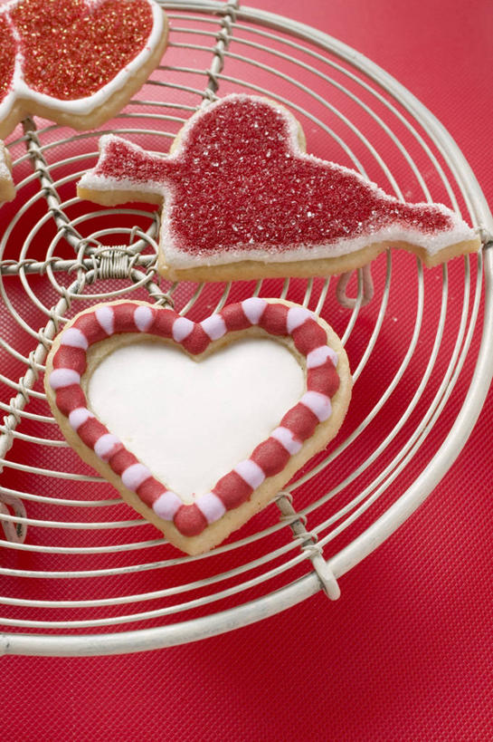 点心,无人,竖图,俯视,室内,特写,白天,爱情,烘焙,金属制品,情人节,红色背景,节日,爱心,庆祝,金属,食品,曲奇,浪漫,文化,架子,食物,饼干,零食,庆典,温暖,温馨,心形,恩爱,摄影,影棚,纪念,和睦,曲奇饼,曲奇饼干,冷却,冷却架,一箭穿心,心型,彩图,高角度拍摄,影棚拍摄,拍摄,融洽