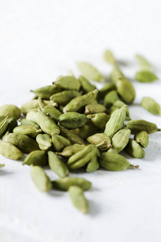 无人,竖图,俯视,室内,特写,白天,白色背景,植物,餐桌,桌子,一堆,许多,堆叠,堆积,朦胧,模糊,草药,药草,中药,摄影,影棚,餐台,堆,豆蔻,药材,中草药,中药材,本草,消食,白豆蔻,彩图,高角度拍摄,影棚拍摄,拍摄,开胃