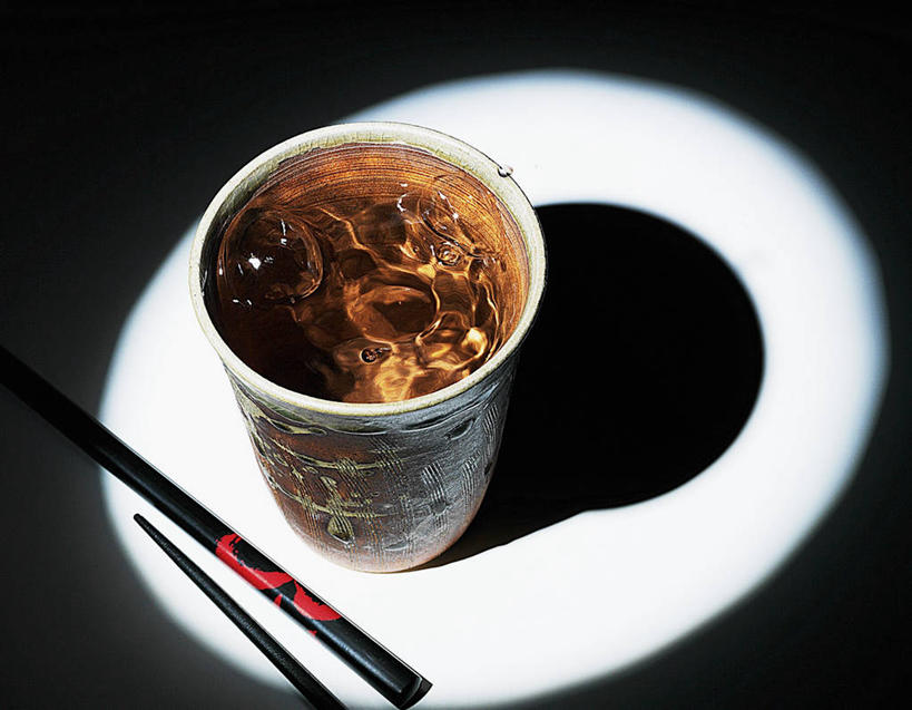 白酒,无人,横图,俯视,室内,特写,白天,餐桌,筷子,桌子,杯子,餐具,一双,阴影,黑色背景,反射,影子,陶瓷,陶瓷制品,酒类,烧酒,文化,传统,酒,饮料,一个,马克杯,水杯,摄影,影棚,单个,餐台,礼节,礼仪,蒸馏酒,烈酒,进餐用具,彩图,高角度拍摄,影棚拍摄,拍摄