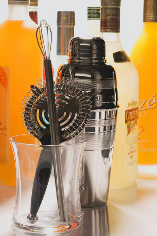 无人,竖图,室内,白天,正面,桌面,桌子,杯子,阴影,反射,木制,高脚杯,影子,调酒器,酒类,红酒瓶,文化,玻璃制品,酒,酒瓶,饮料,玻璃瓶,酒杯,木制品,瓶子,鸡尾酒,调酒,创造,调酒壶,葡萄酒瓶,想象,鸡尾酒杯,调酒瓶,雪克杯,雪克壶,摇酒壶,摇酒器,玻璃杯,彩图