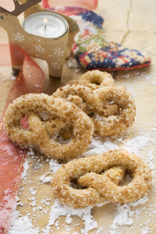 点心,无人,竖图,俯视,室内,特写,白天,桌面,桌子,圣诞节,阴影,节日,朦胧,模糊,庆祝,反射,木制,粉末,影子,面粉,食品,面点,甜点,粮食,文化,食物,糕点,木制品,饼干,甜食,零食,庆典,粉,纪念,农产品,原材料,姜饼,粉状,德式姜饼,椒盐卷饼,麋鹿,彩图,高角度拍摄