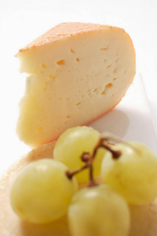 奶酪,无人,竖图,俯视,室内,特写,白天,白色背景,餐桌,桌子,葡萄,水果,一块,朦胧,模糊,新鲜,生食,干酪,起司,食品,果实,提子,芝士,营养,食物,四个,乳酪,摄影,有机食品,绿色食品,影棚,餐台,乳制品,发酵,葡萄之王,山葫芦,蒲桃,草龙珠,彩图,高角度拍摄,影棚拍摄,拍摄