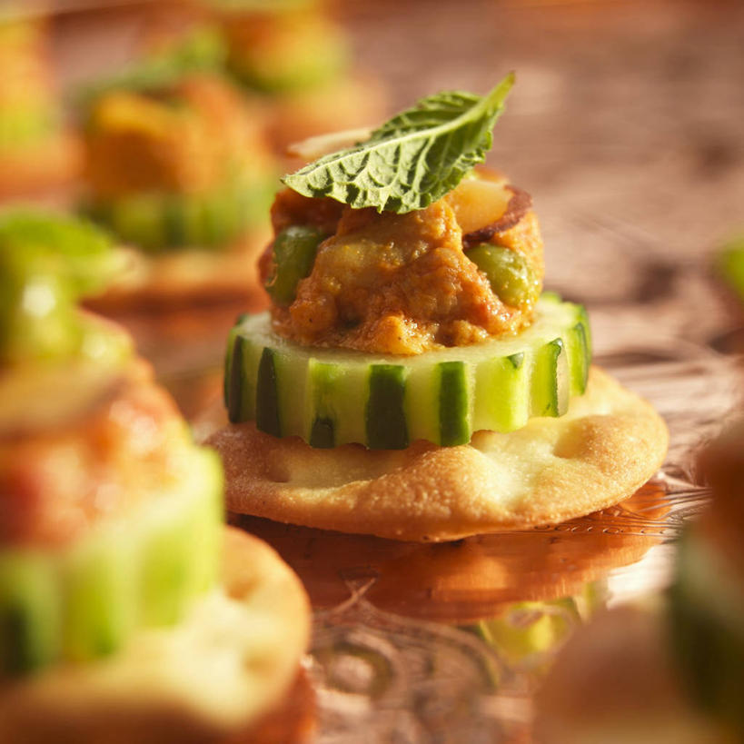 点心,无人,方图,俯视,室内,特写,白天,桌面,桌子,黄瓜,蔬菜,阴影,朦胧,模糊,新鲜,反射,木制,影子,鸡肉,肉,薄荷,食品,银丹草,肉类,食物,木制品,饼干,零食,有机食品,绿色食品,肉食,斑叶凤梨薄荷,苹果薄荷,夜息香,青瓜,胡瓜,彩图,高角度拍摄,黑麦薄脆饼