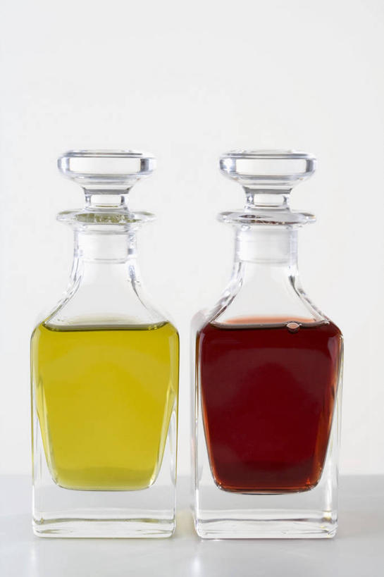 无人,竖图,室内,特写,白天,白色背景,正面,餐桌,桌子,罐子,醋,调料,食用油,油,橄榄油,调味品,调味料,玻璃制品,两个,玻璃瓶,瓶子,摄影,影棚,餐台,食醋,植物油,苦酒,醯,彩图,影棚拍摄,拍摄