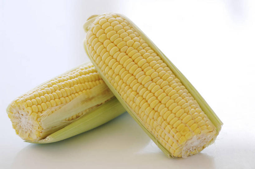 无人,横图,俯视,室内,特写,白天,白色背景,玉米,餐桌,桌子,蔬菜,叶子,新鲜,棒子,玉蜀黍,食品,绿叶,食物,两个,嫩叶,摄影,有机食品,绿色食品,影棚,餐台,苞米,苞芦,苞谷,包谷,大蜀黍,番麦,薏米包,玉高粱,玉麦,珍珠米,叶,叶片,彩图,高角度拍摄,影棚拍摄,拍摄,甜玉米