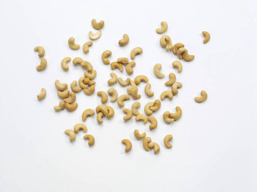 无人,横图,俯视,室内,特写,白天,白色背景,餐桌,桌子,许多,阴影,反射,影子,坚果,很多,干果,摄影,影棚,餐台,腰果,鸡腰果,介寿果,彩图,高角度拍摄,影棚拍摄,拍摄