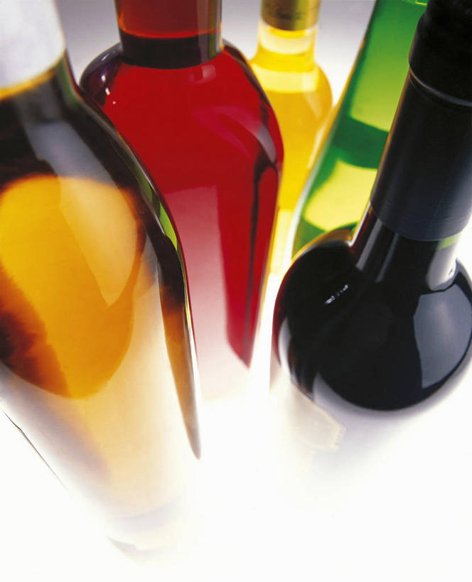 红酒,葡萄酒,无人,竖图,俯视,室内,特写,白天,白色背景,餐桌,桌子,许多,阴影,朦胧,模糊,反射,影子,白葡萄酒,酒类,很多,红酒瓶,玻璃制品,酒,酒瓶,饮料,玻璃瓶,瓶子,红葡萄酒,摄影,影棚,餐台,葡萄酒瓶,桃红葡萄酒,彩图,高角度拍摄,影棚拍摄,拍摄