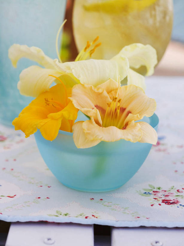 无人,竖图,俯视,室内,特写,白天,花海,花圃,植物,餐桌,桌子,萱草,叶子,玻璃,阴影,朦胧,模糊,盛开,反射,布料,影子,花蕾,布纹,玻璃制品,桌布,花,花瓣,花朵,花卉,鲜花,一个,黄色,蓝色,绿色,餐巾,容器,台布,碗,花丛,花束,花田,花苞,花蕊,橙色,单个,餐台,储藏,储存,疗愁,萱草花,宜男,忘忧草,金针菜,黄花菜,彩图,高角度拍摄,贮存