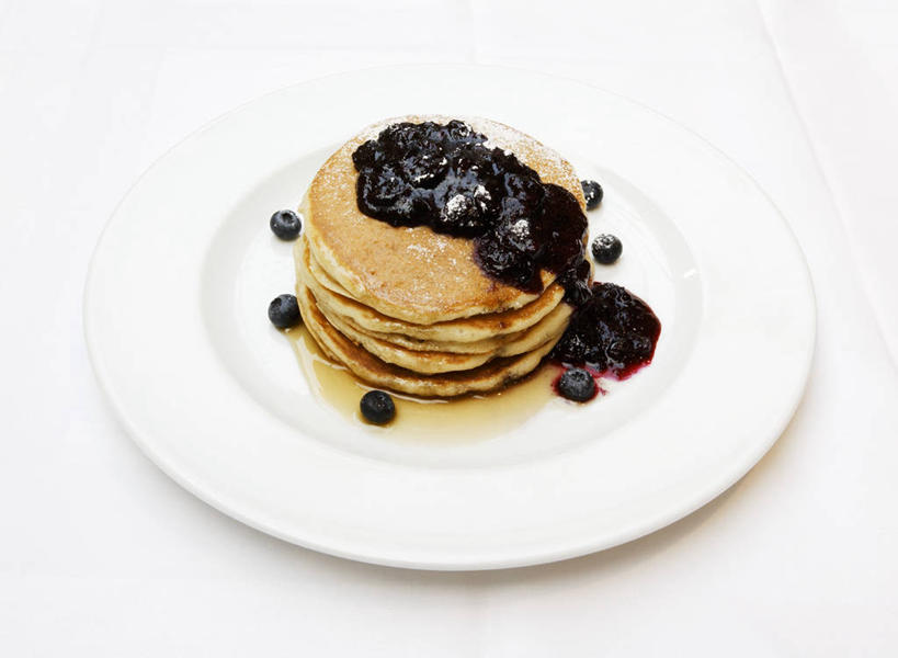 点心,煎饼,无人,横图,俯视,室内,特写,白天,白色背景,餐桌,桌子,浆果,蓝莓,餐具,水果,一排,许多,阴影,新鲜,整齐,反射,碟子,盘,影子,生食,食品,果实,很多,文化,小吃,食物,糕点,排列,一个,盘子,碟,果酱,甜食,摄影,有机食品,绿色食品,影棚,单个,餐台,堆,队列,薄煎饼,蓝莓酱,果子酱,山都柿,蓝浆果,蓝靛果,彩图,高角度拍摄,影棚拍摄,拍摄,班戟,薄烤饼