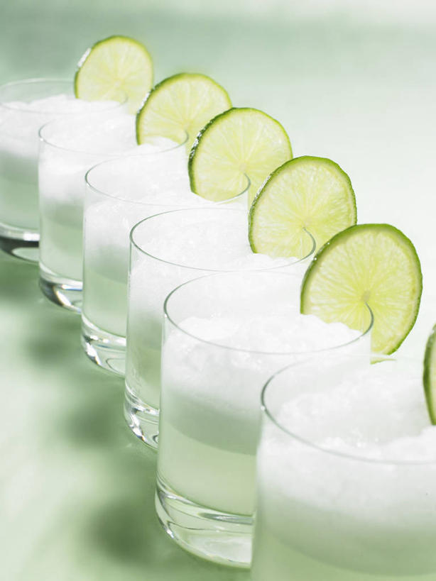 无人,竖图,俯视,室内,特写,白天,餐桌,桌子,杯子,水果,一排,许多,切开,绿色背景,阴影,新鲜,整齐,并列,并排,反射,影子,生食,汽水,食品,果实,柠檬水,饮品,很多,玻璃制品,食物,饮料,排列,水杯,碳酸饮料,切,摄影,有机食品,绿色食品,影棚,餐台,队列,可口,平行,剖面,切面,酸橙,代代,适口,玻璃杯,橙子,橙,彩图,高角度拍摄,影棚拍摄,拍摄,荷兰水